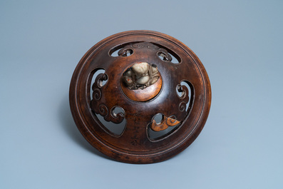 Een Chinese Longquan celadon wierookbrander met houten deksel met zeepstenen Boeddha, Ming