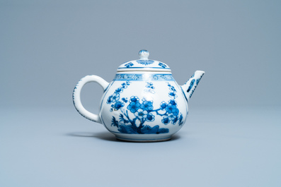 Une th&eacute;i&egrave;re couverte en porcelaine de Chine en bleu et blanc, Kangxi