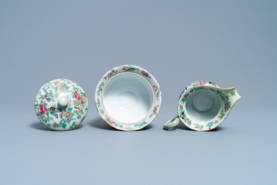 Een Chinees Canton famille rose theeservies met celadon fondkleur, 19e eeuw