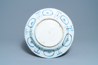 Un tr&egrave;s grand plat en porcelaine de Chine en bleu et blanc de type kraak &agrave; d&eacute;cor de ph&eacute;nix, Wanli