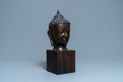 Une grande t&ecirc;te de Bouddha en bronze, Tha&iuml;lande, 18/19&egrave;me