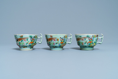 Een Chinees Canton famille rose theeservies met celadon fondkleur, 19e eeuw