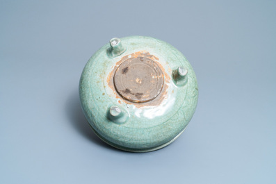 Een Chinese Longquan celadon wierookbrander met houten deksel met zeepstenen Boeddha, Ming