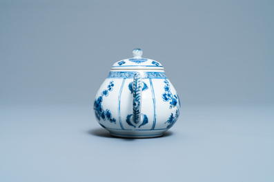Une th&eacute;i&egrave;re couverte en porcelaine de Chine en bleu et blanc, Kangxi