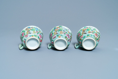 Een Chinees Canton famille rose theeservies met celadon fondkleur, 19e eeuw