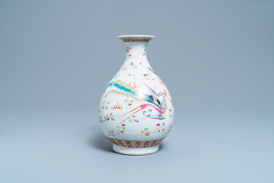 Un vase de forme 'yuhuchunping' en porcelaine de Chine famille rose, marque et &eacute;poque de Daoguang