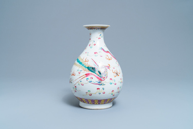 Un vase de forme 'yuhuchunping' en porcelaine de Chine famille rose, marque et &eacute;poque de Daoguang
