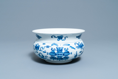 A Chinese blue and white 'antiquities' censer, 19th C.