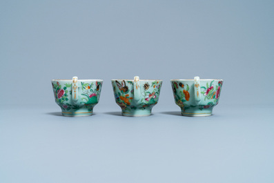 Een Chinees Canton famille rose theeservies met celadon fondkleur, 19e eeuw