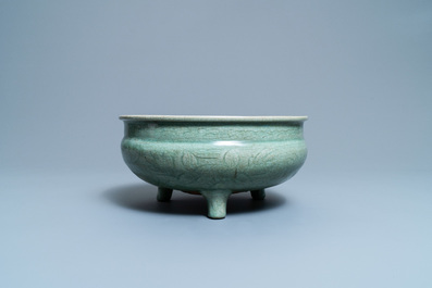 Een Chinese Longquan celadon wierookbrander met houten deksel met zeepstenen Boeddha, Ming