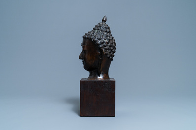 Une grande t&ecirc;te de Bouddha en bronze, Tha&iuml;lande, 18/19&egrave;me