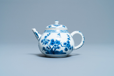 Une th&eacute;i&egrave;re couverte en porcelaine de Chine en bleu et blanc, Kangxi