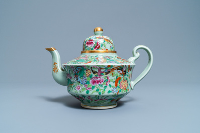 Een Chinees Canton famille rose theeservies met celadon fondkleur, 19e eeuw