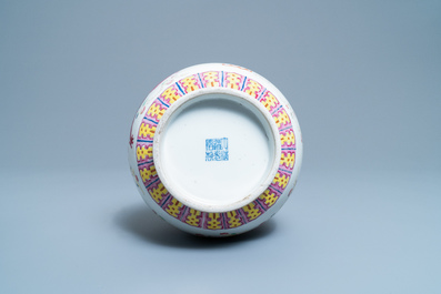 Un vase de forme 'yuhuchunping' en porcelaine de Chine famille rose, marque et &eacute;poque de Daoguang