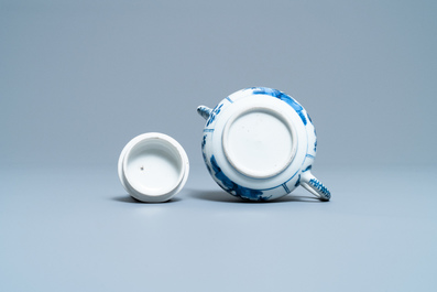 Une th&eacute;i&egrave;re couverte en porcelaine de Chine en bleu et blanc, Kangxi