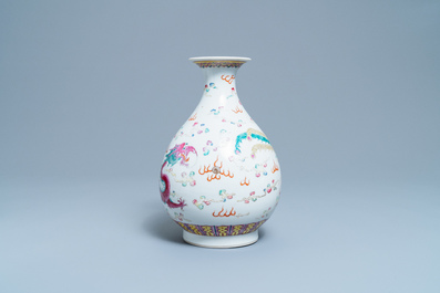 Un vase de forme 'yuhuchunping' en porcelaine de Chine famille rose, marque et &eacute;poque de Daoguang