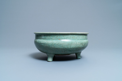 Een Chinese Longquan celadon wierookbrander met houten deksel met zeepstenen Boeddha, Ming
