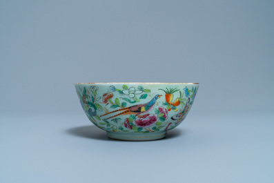 Een Chinees Canton famille rose theeservies met celadon fondkleur, 19e eeuw