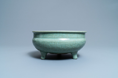 Een Chinese Longquan celadon wierookbrander met houten deksel met zeepstenen Boeddha, Ming