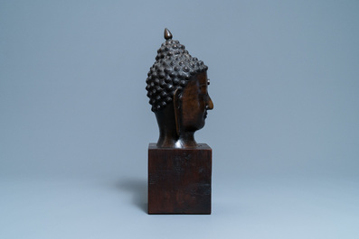 Une grande t&ecirc;te de Bouddha en bronze, Tha&iuml;lande, 18/19&egrave;me