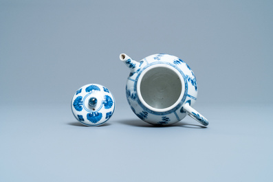 Une th&eacute;i&egrave;re couverte en porcelaine de Chine en bleu et blanc, Kangxi