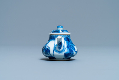 Une th&eacute;i&egrave;re couverte en porcelaine de Chine en bleu et blanc, Kangxi