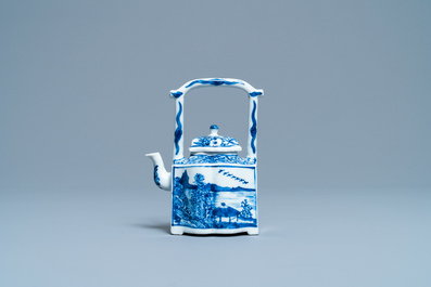 Une th&eacute;i&egrave;re couverte en porcelaine de Chine en bleu et blanc, Kangxi
