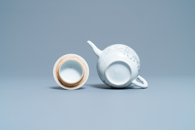 Une th&eacute;i&egrave;re couverte en porcelaine de Chine &agrave; d&eacute;cor en grisaille de chasseurs europ&eacute;ens, Yongzheng