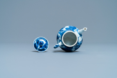 Une th&eacute;i&egrave;re couverte en porcelaine de Chine en bleu et blanc, Kangxi