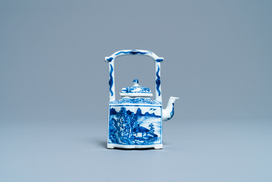 Une th&eacute;i&egrave;re couverte en porcelaine de Chine en bleu et blanc, Kangxi