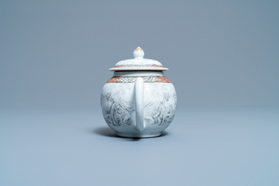 Une th&eacute;i&egrave;re couverte en porcelaine de Chine &agrave; d&eacute;cor en grisaille de chasseurs europ&eacute;ens, Yongzheng