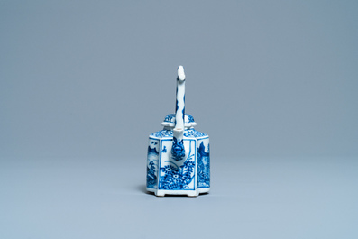 Une th&eacute;i&egrave;re couverte en porcelaine de Chine en bleu et blanc, Kangxi