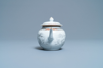 Une th&eacute;i&egrave;re couverte en porcelaine de Chine &agrave; d&eacute;cor en grisaille de chasseurs europ&eacute;ens, Yongzheng