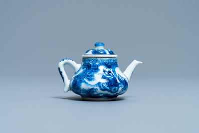 Une th&eacute;i&egrave;re couverte en porcelaine de Chine en bleu et blanc, Kangxi