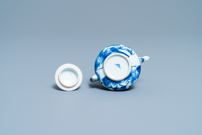 Une th&eacute;i&egrave;re couverte en porcelaine de Chine en bleu et blanc, Kangxi