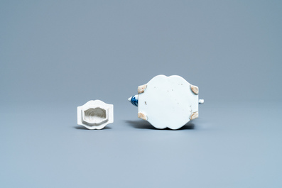 Une th&eacute;i&egrave;re couverte en porcelaine de Chine en bleu et blanc, Kangxi