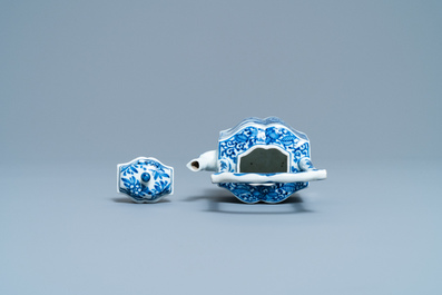 Une th&eacute;i&egrave;re couverte en porcelaine de Chine en bleu et blanc, Kangxi