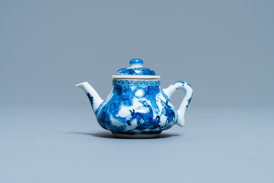Une th&eacute;i&egrave;re couverte en porcelaine de Chine en bleu et blanc, Kangxi