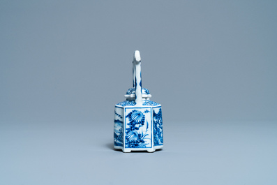 Une th&eacute;i&egrave;re couverte en porcelaine de Chine en bleu et blanc, Kangxi