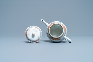 Une th&eacute;i&egrave;re couverte en porcelaine de Chine &agrave; d&eacute;cor en grisaille de chasseurs europ&eacute;ens, Yongzheng