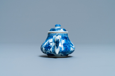 Une th&eacute;i&egrave;re couverte en porcelaine de Chine en bleu et blanc, Kangxi
