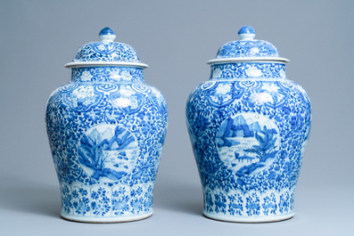 Une paire de vases couverts en porcelaine de Chine en bleu et blanc, Kangxi