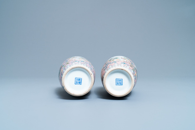 Une paire de vases en porcelaine de Chine famille rose &agrave; d&eacute;cor de tigres, marque de Qianlong, 20&egrave;me