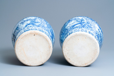 Une paire de vases couverts en porcelaine de Chine en bleu et blanc, Kangxi