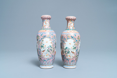Une paire de vases en porcelaine de Chine famille rose &agrave; d&eacute;cor de tigres, marque de Qianlong, 20&egrave;me