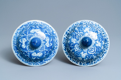 Une paire de vases couverts en porcelaine de Chine en bleu et blanc, Kangxi
