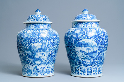 Une paire de vases couverts en porcelaine de Chine en bleu et blanc, Kangxi