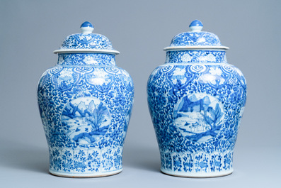 Une paire de vases couverts en porcelaine de Chine en bleu et blanc, Kangxi