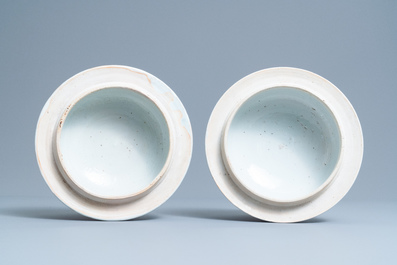 Une paire de vases couverts en porcelaine de Chine en bleu et blanc, Kangxi
