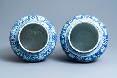 Une paire de vases couverts en porcelaine de Chine en bleu et blanc, Kangxi